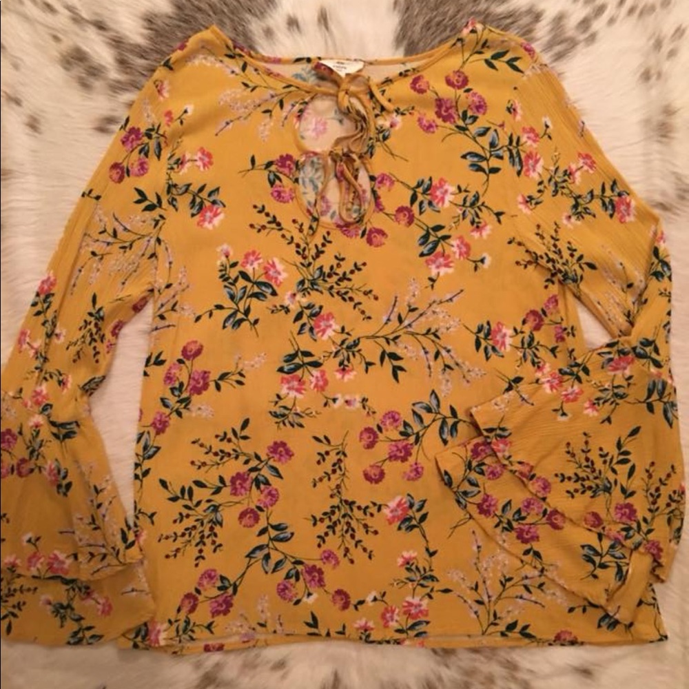 Boutique floral bell sleeve top size small